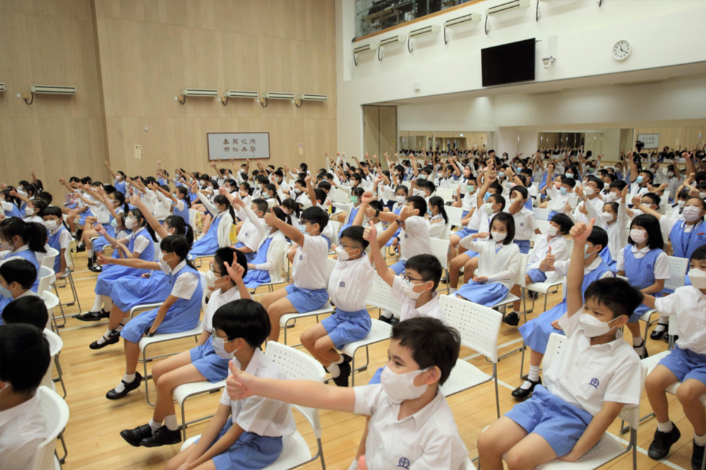 同學們與「咪點我」和演員一起唱出無煙主題曲